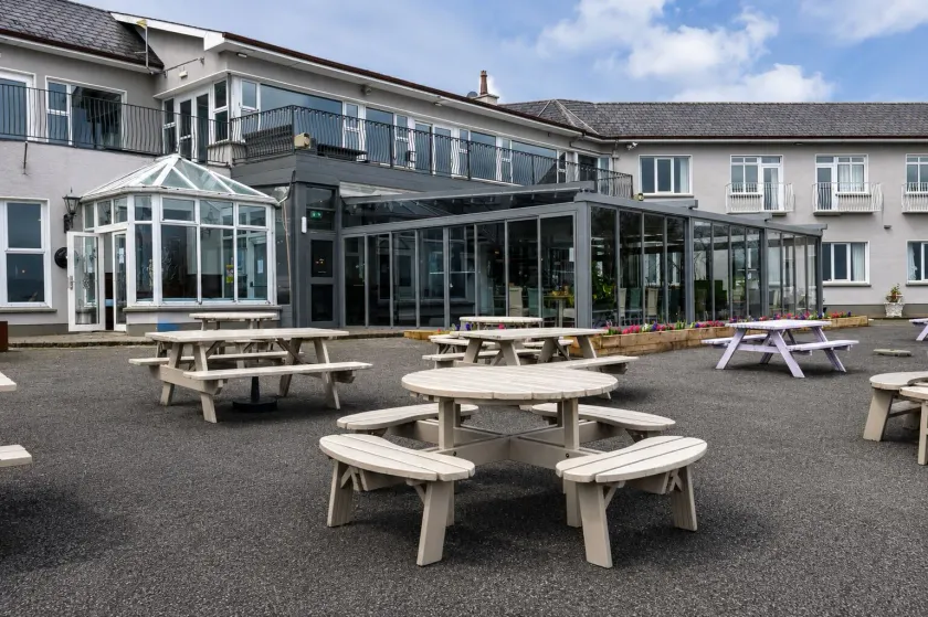 Lakeside Manor Hotel - Image 1