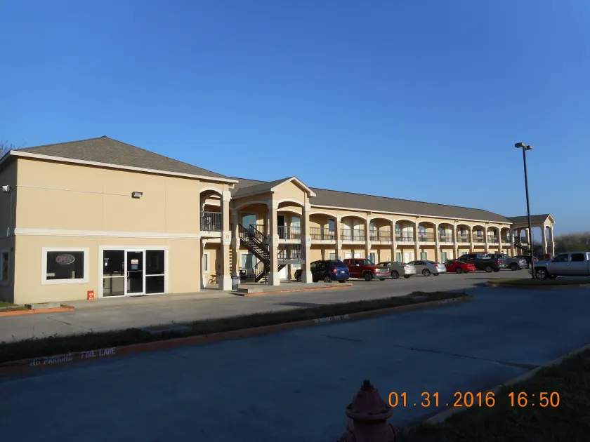Crossroads Inn & Suites - Image 1