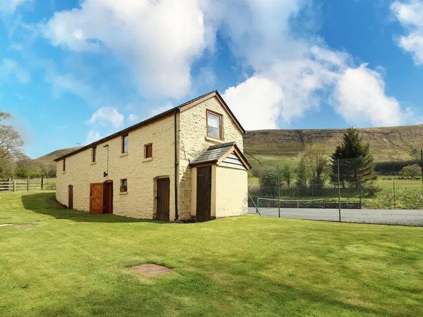 Ty Hir at Blaenbrynich Farm - Image 1
