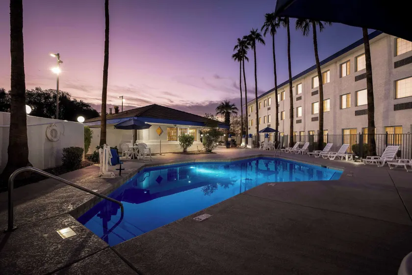 Days Inn & Suites by Wyndham Mesa Near Phoenix - Image 1