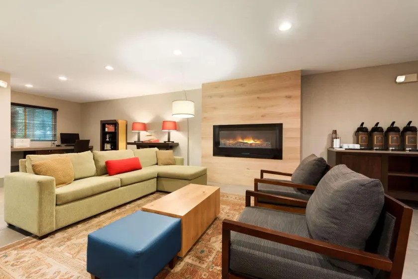 Country Inn & Suites by Radisson, Cedar Rapids Airport, IA - Image 1