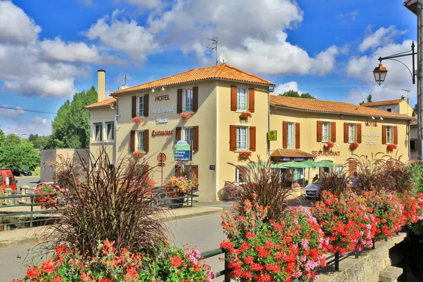 Logis de France - Auberge du Cheval Blanc et Le Clovis, Vouillé - Image 1