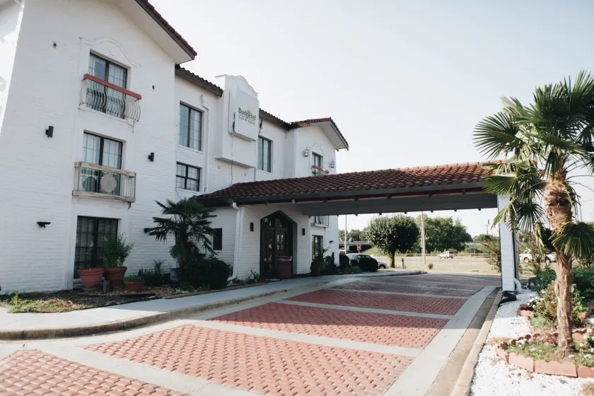 All Seasons Inn & Suites - Image 1