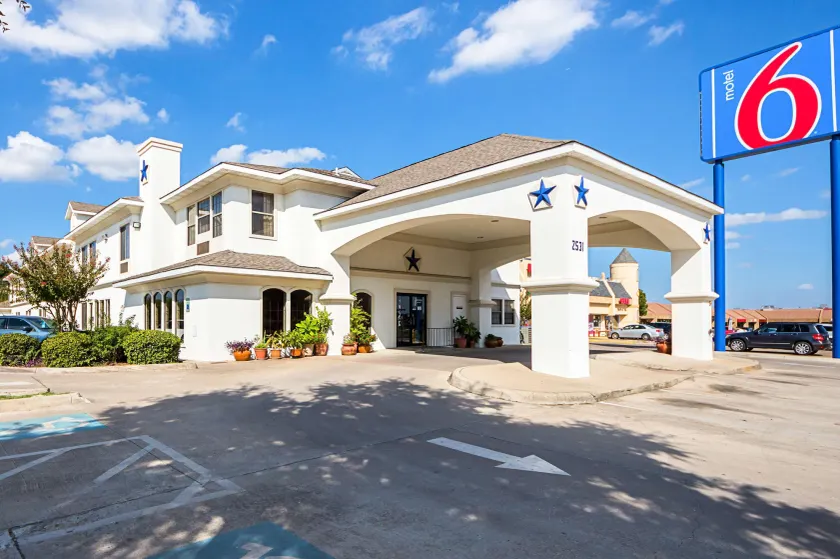 Motel 6 Dallas – Irving DFW Airport South - Image 1
