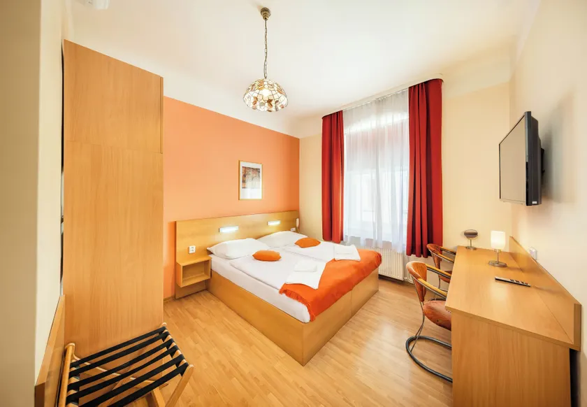 Hotel Golden City Garni - Image 1