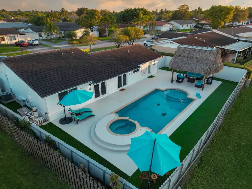 Maggie Home In Kendall - Pool And Tiki Bar - Image 1