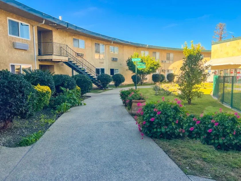 Hometown Inn North Hills - Image 1