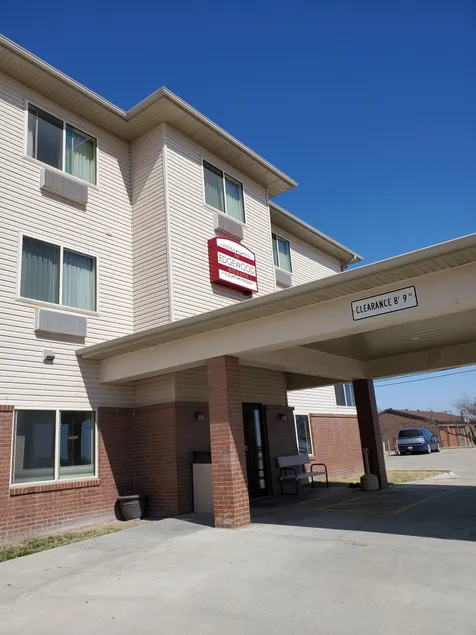 The Edgewood Hotel and Suites - Image 1