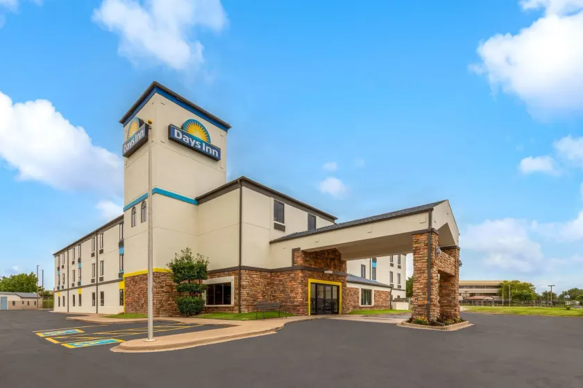 Days Inn by Wyndham Tulsa Central - Image 1