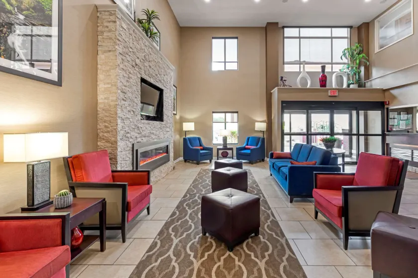 Comfort Inn & Suites Canton Riverstone Area - Image 1