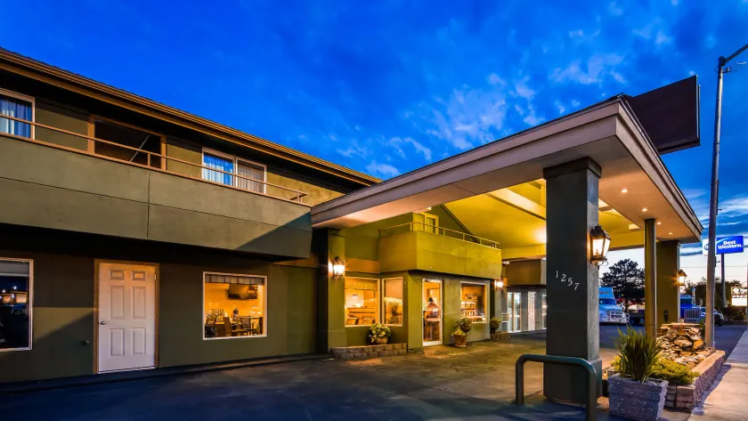 RiverTree Inn & Suites - Image 1
