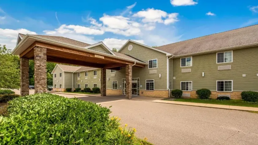Crandon Inn & Suites - Image 1