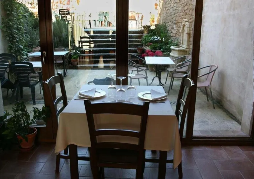 Hostal La Fuente - Image 1