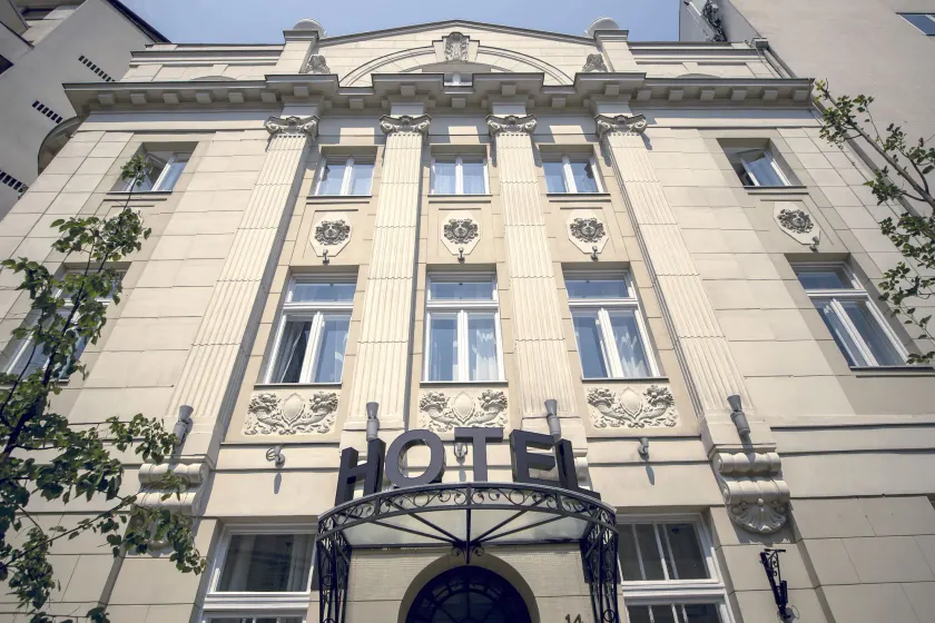 Public House Hotel - Image 1