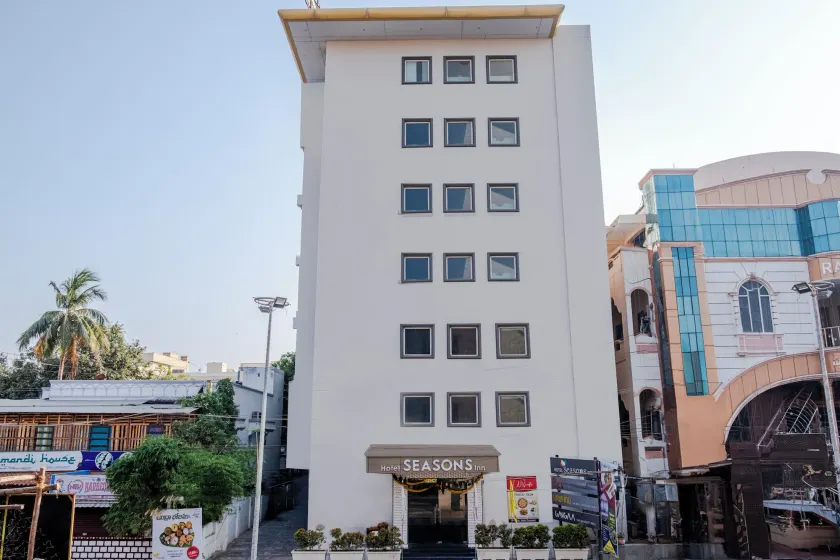 Hotel Seasons Inn - Image 1