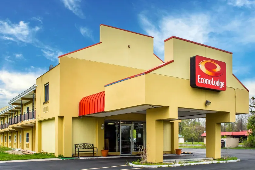 Econo Lodge - Image 1