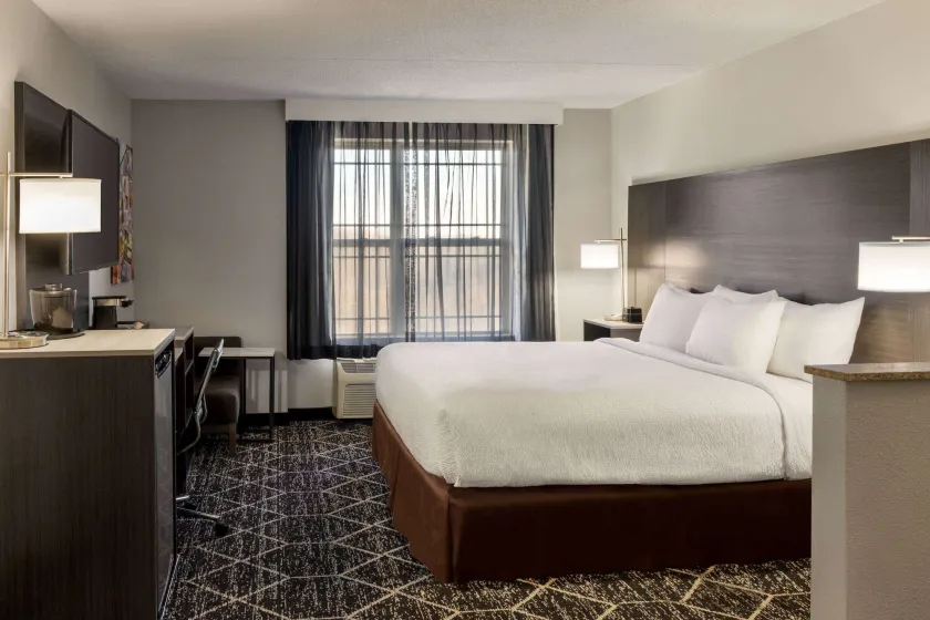 La Quinta Inn & Suites by Wyndham Lake George - Image 1