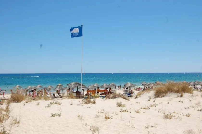 Cabanas T1 Apartment with Balcony BBQ 8min Walk to Beachfront - Image 1