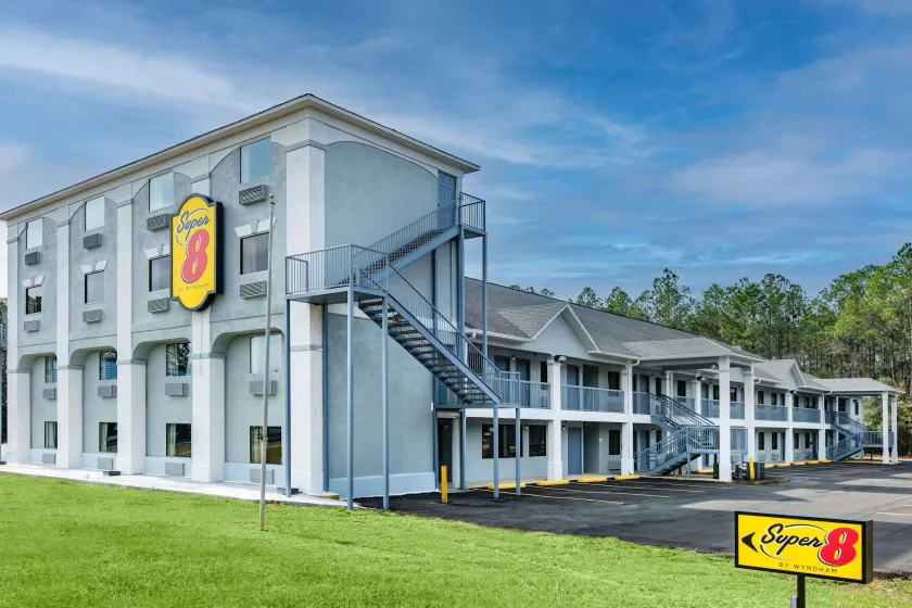 Super 8 by Wyndham Moss Point - Image 1