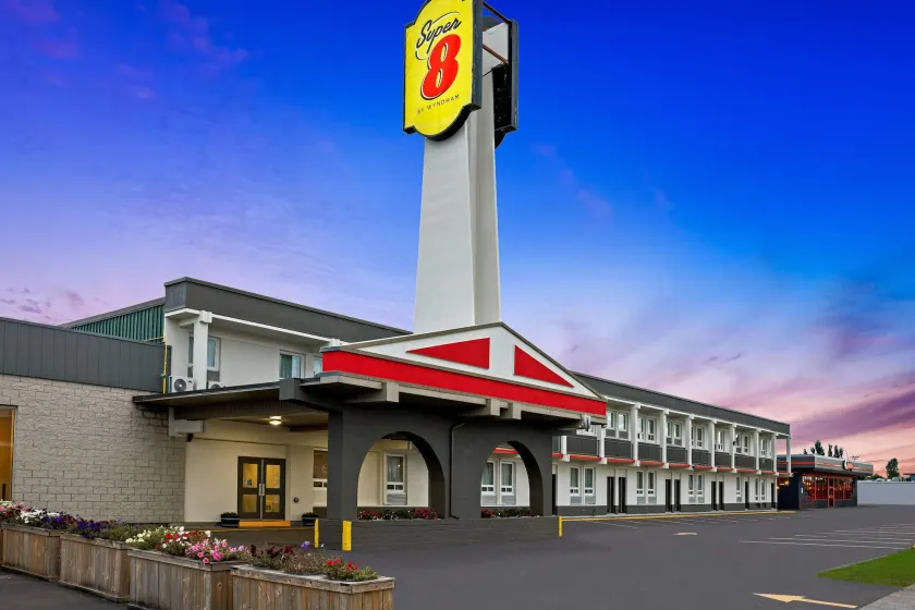 Super 8 by Wyndham Thunder Bay - Image 1