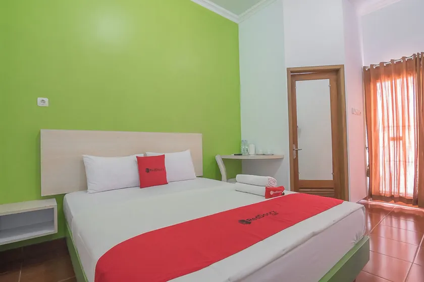 RedDoorz Plus near Alun Alun Kuningan - Image 1