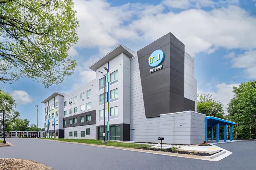 Tru By Hilton Commerce - Image 1