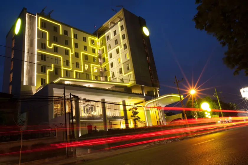Yello Hotel Jemursari - Image 1