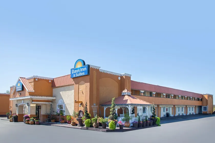 Days Inn & Suites by Wyndham Terre Haute - Image 1