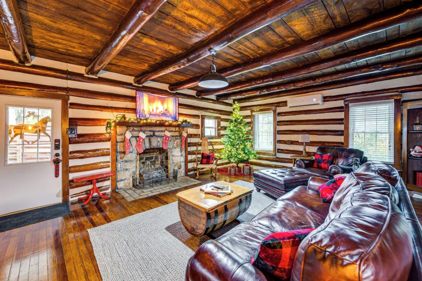 Family Holiday Cabin in Kentucky w/ Hot Tub! - Image 1