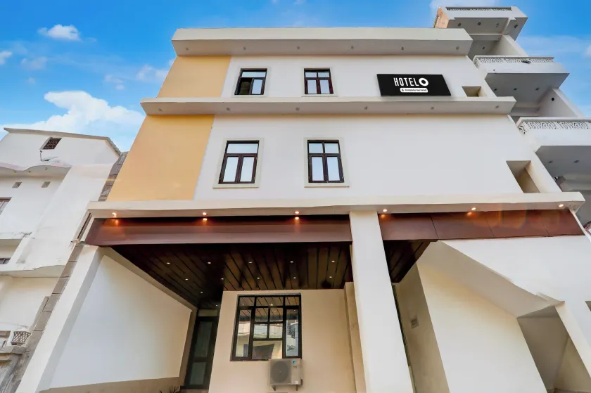 Super OYO Hotel O Indira Nagar - Image 1