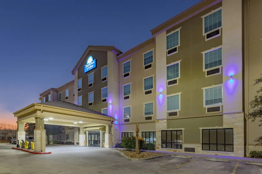 Days Inn & Suites by Wyndham San Antonio near Frost Bank Center - Image 1