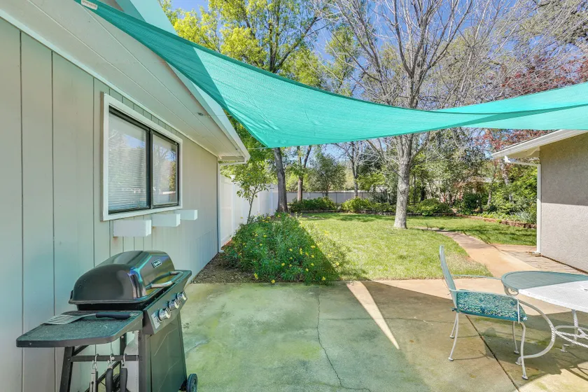 Quiet Redding Getaway ~ 7 Mi to Downtown! - Interiör