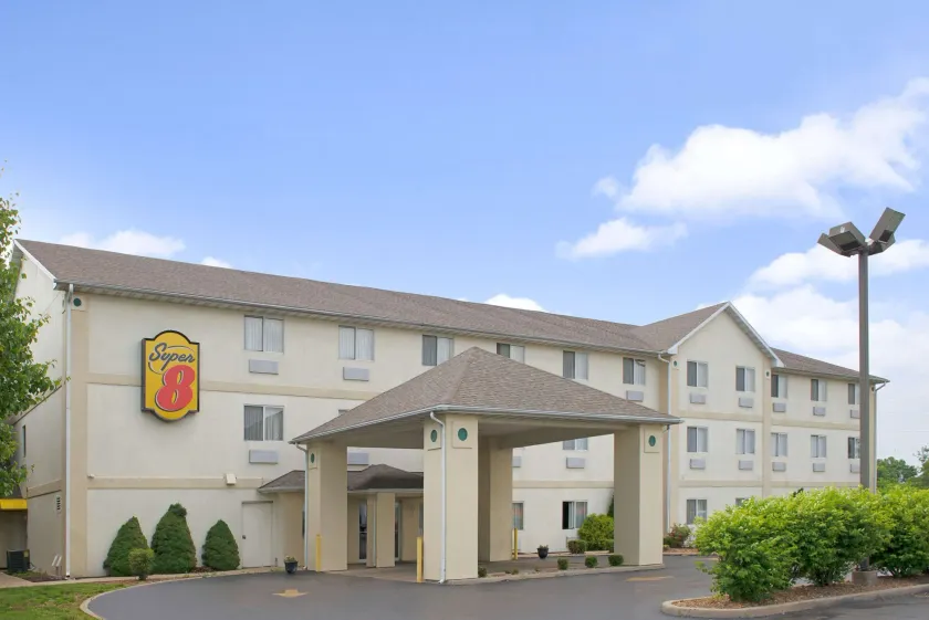 Super 8 by Wyndham Pontoon Beach IL/St. Louis MO Area - Image 1