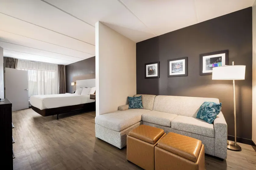 Comfort Suites Northlake - Image 1