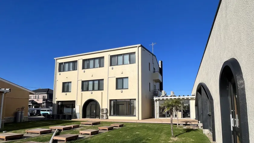 Luana Hasunuma HOTEL&CAFE - Image 1