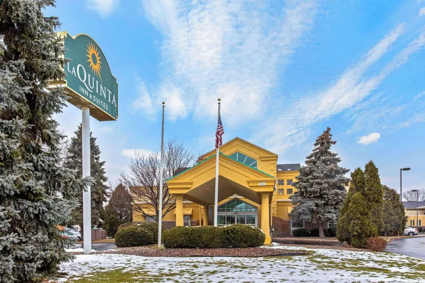 La Quinta Inn & Suites by Wyndham Appleton College Avenue - Image 1