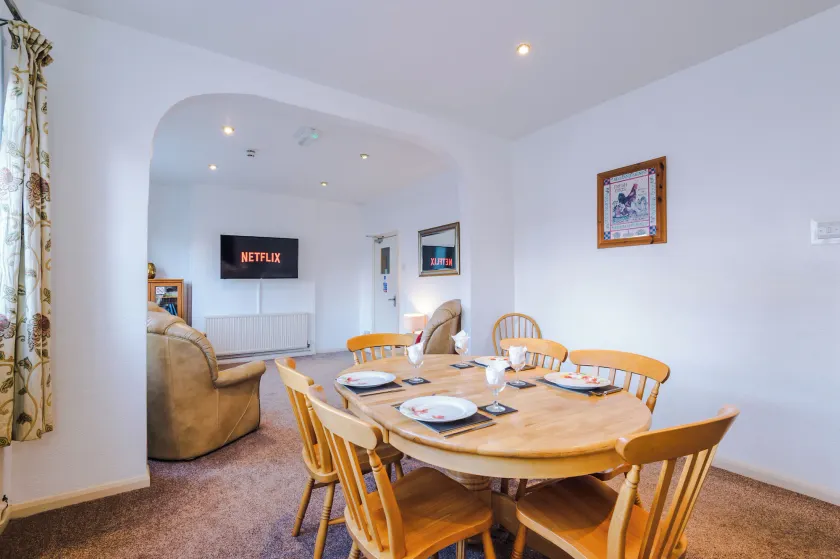 Professional Contractor's Retreat, Superfast WIFI, FREE Van Parking CCTV - Image 1