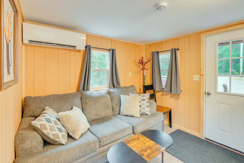 Cozy Brownville Cabin: 2 Mi to Schoodic Lake! - Innvendig