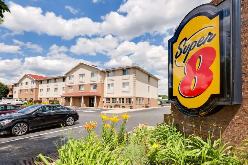 Super 8 by Wyndham Akron S/Green/Uniontown OH - Image 1