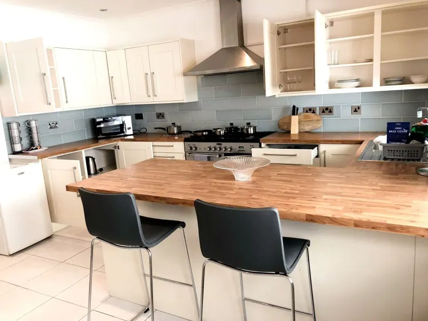 3-bed Semi-detached House, Wifi, Parking, Outdoor Space - Image 1