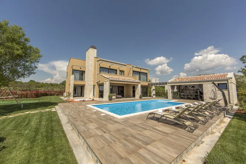 Spacious Villa With Private Pool and Jacuzzi in Porec - Image 1