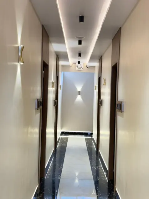 Hotel Shakuntla Palace - 400 Meters away from Vishnu Pad Temple 7 mins walk - Interior entrance