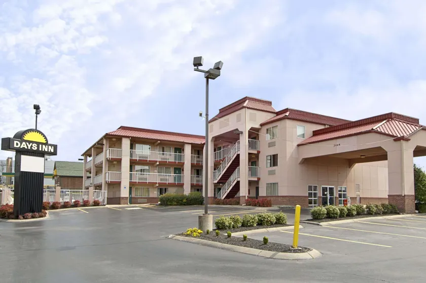 Days Inn by Wyndham Airport Nashville East - Image 1