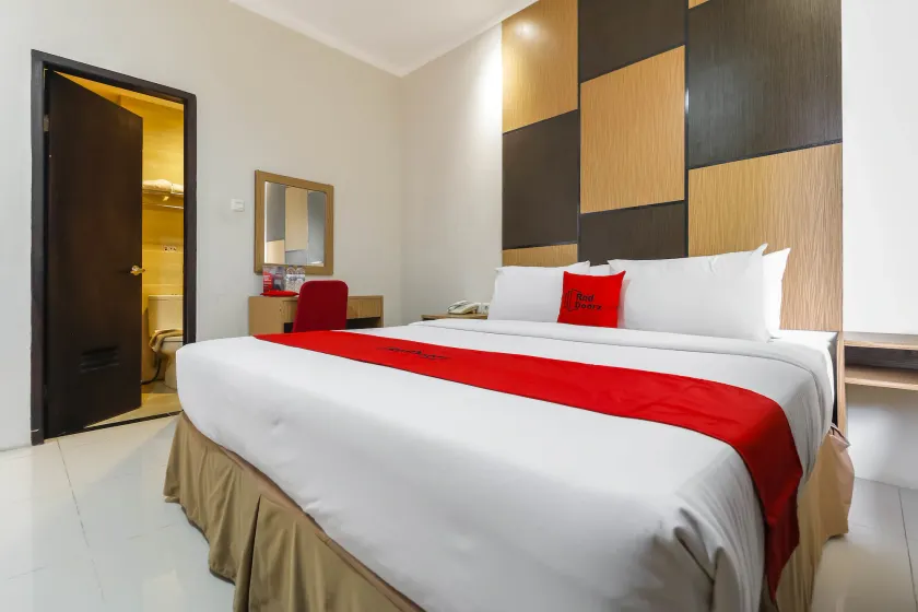RedDoorz Plus near Pantai Losari - Image 1