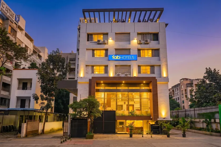 FabHotel Vardhan Plaza - Image 1
