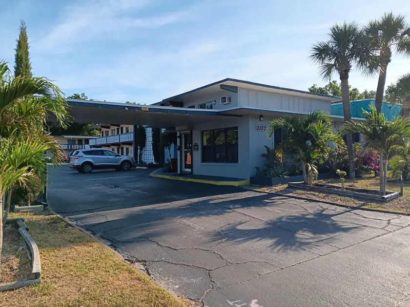 Budget Inn East - Image 1