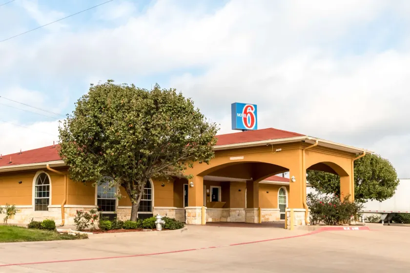 Motel 6 Alvarado TX - Image 1