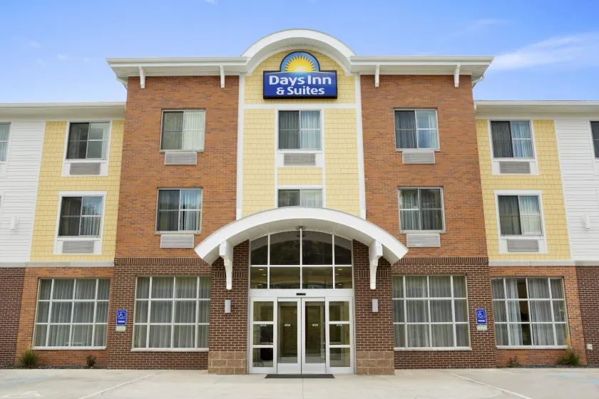 Days Inn & Suites by Wyndham Caldwell - Image 1