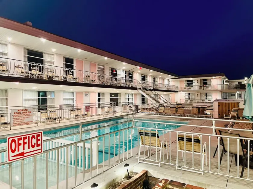 Ivan Hoe Motel - Image 1
