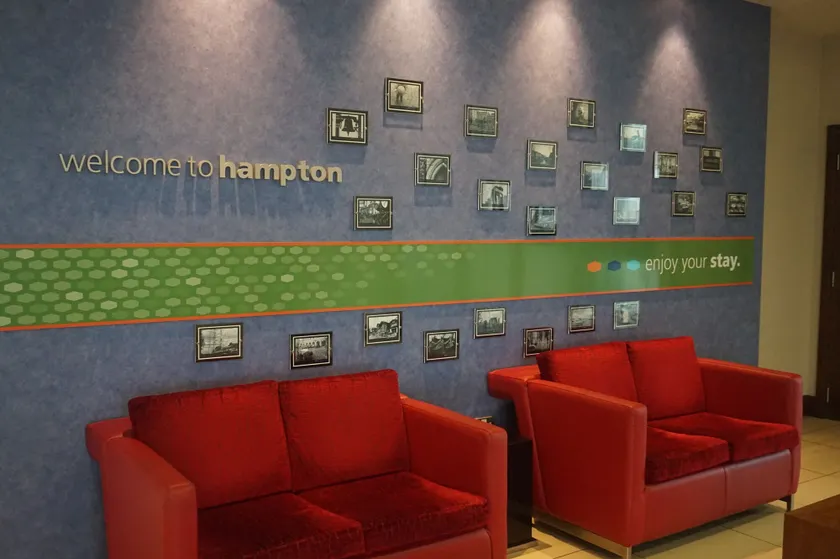 Hampton by Hilton London Luton Airport - Entrada interior